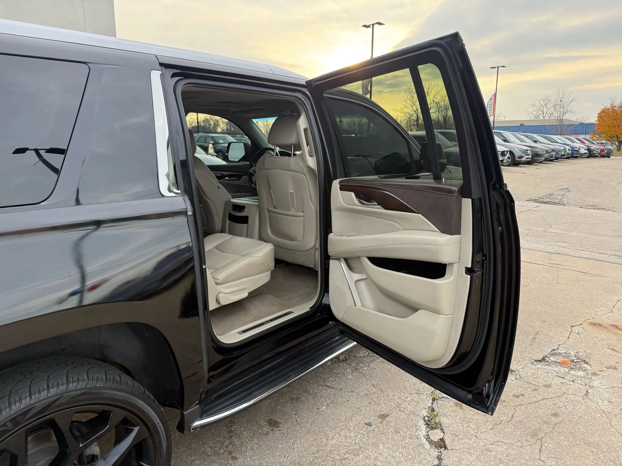 Used 2017 Cadillac Escalade ESV Luxury image 23