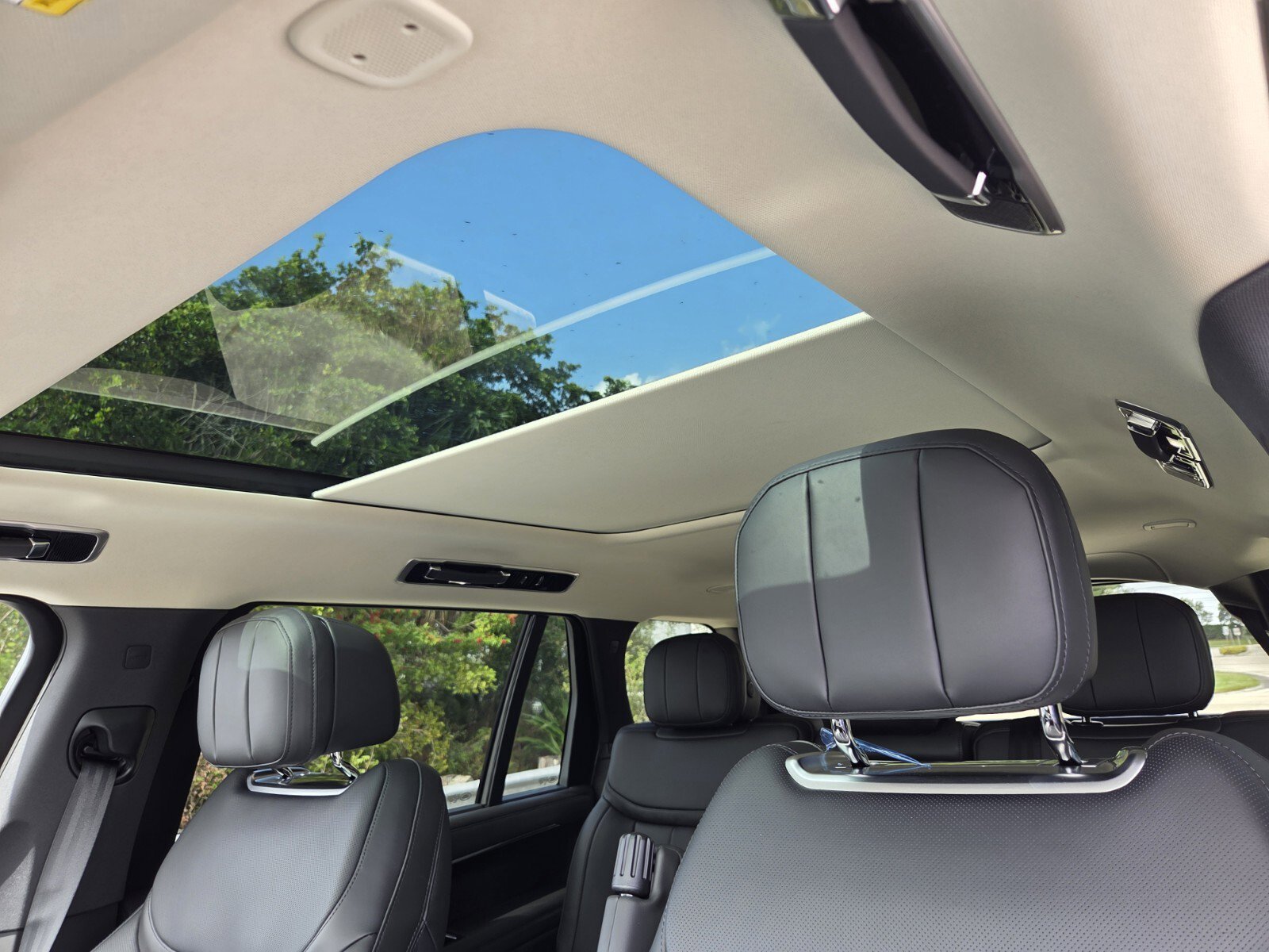 New 2025 Land Rover Range Rover Long Wheelbase SE image 14