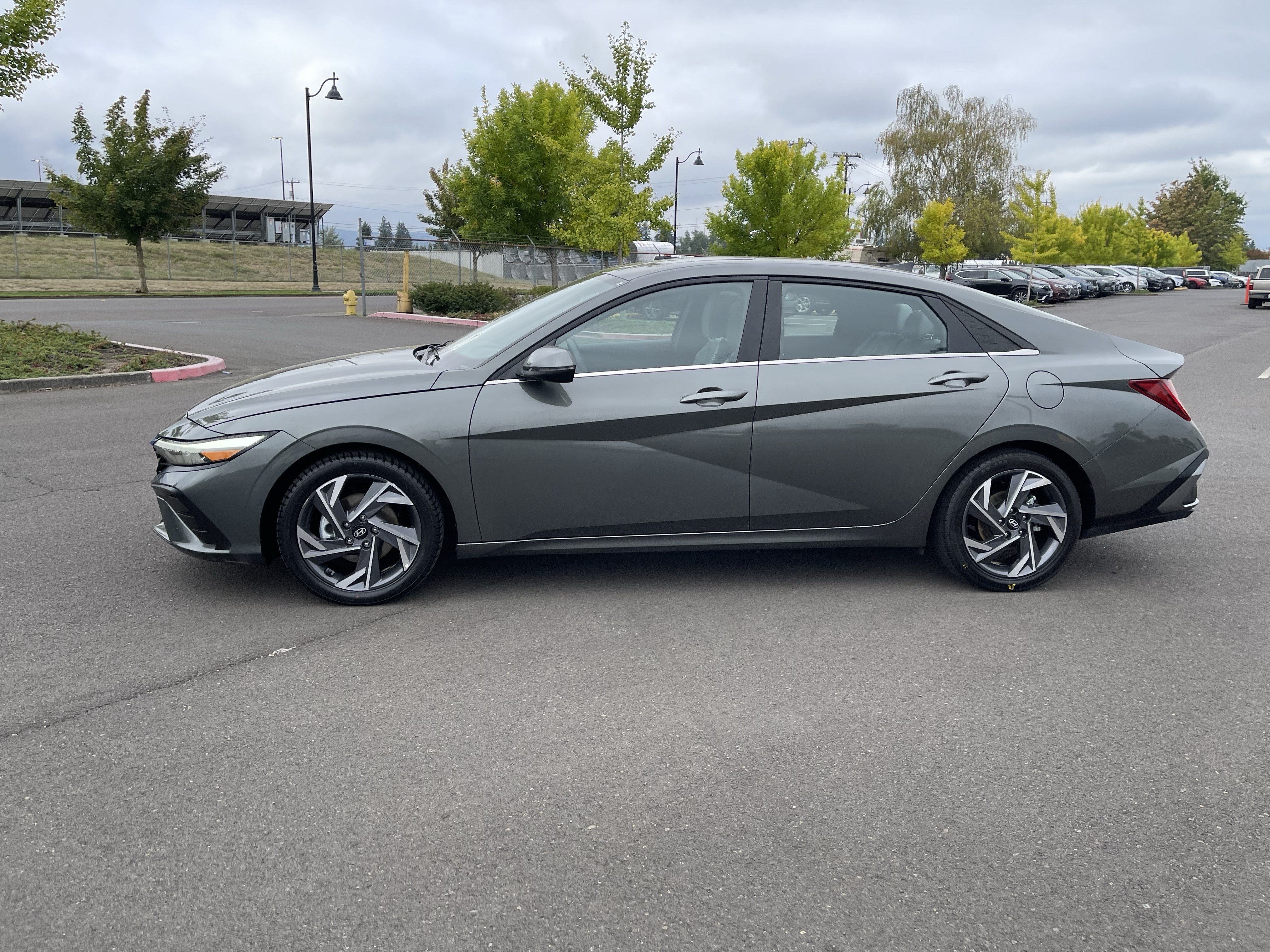 Used 2024 Hyundai Elantra Limited FWD image 2