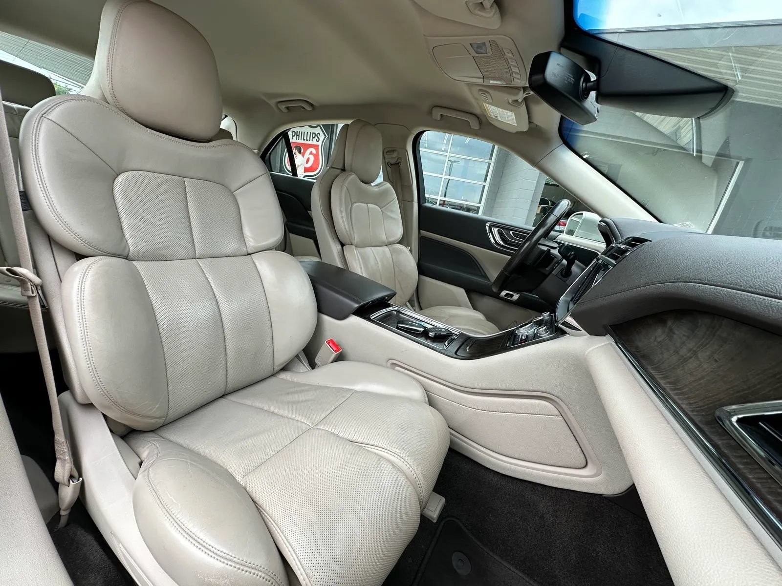 Used 2019 Lincoln Continental Select w/ Continental Climate Package FWD image 18