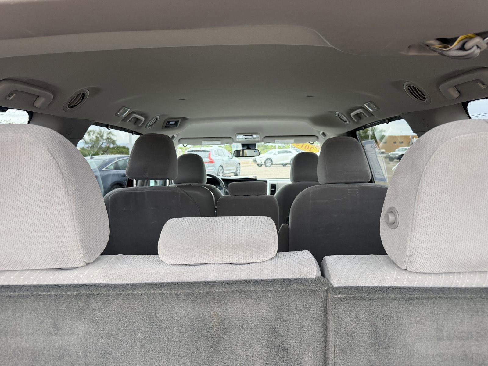 Used 2018 Toyota Sienna LE w/ Carpet Mat Package FWD image 15