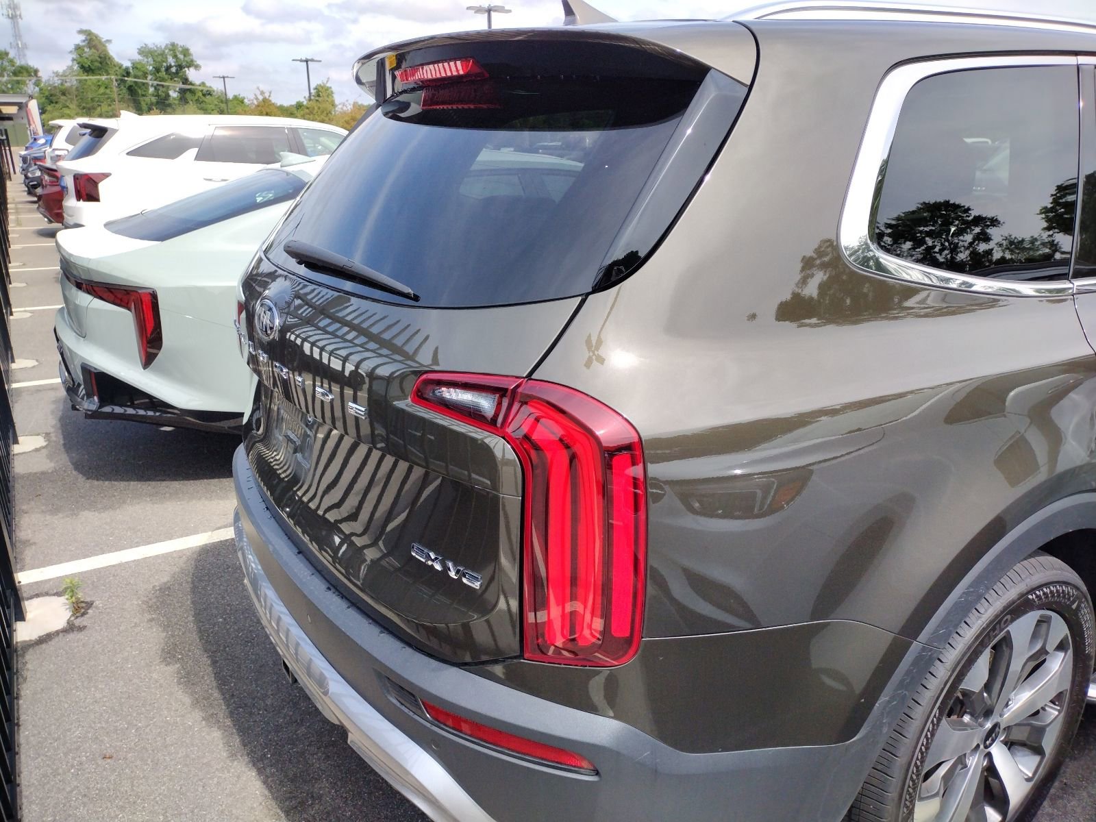 Used 2021 Kia Telluride EX w/ EX Premium Package FWD image 5
