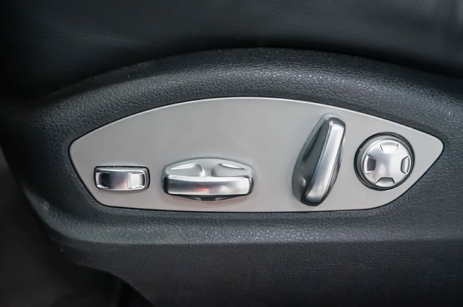 Certified 2025 Porsche Macan AWD/4WD image 26