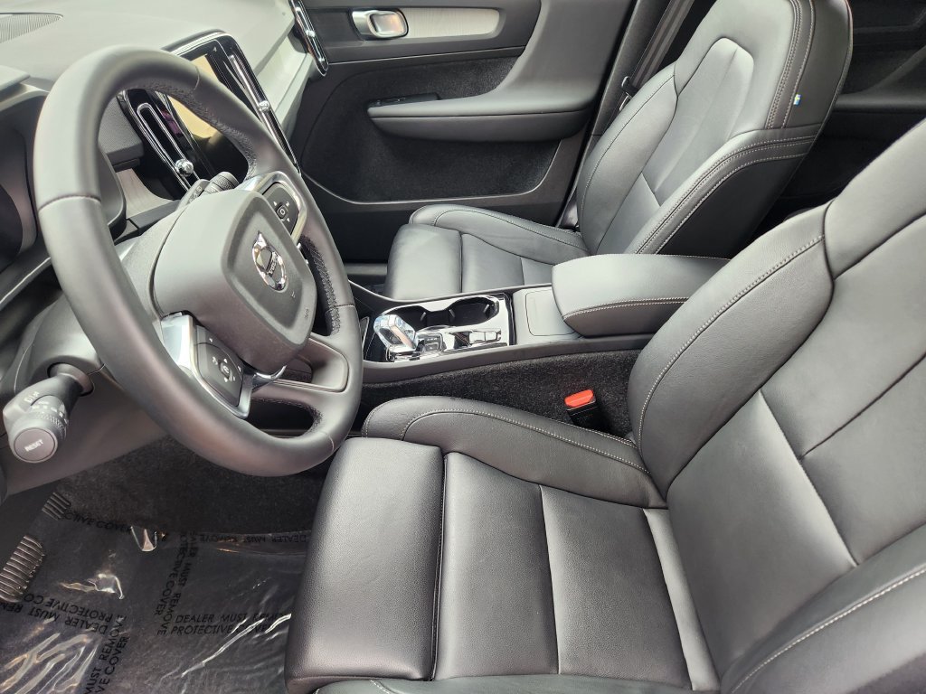 Used 2025 Volvo XC40 B5 Plus AWD/4WD image 4