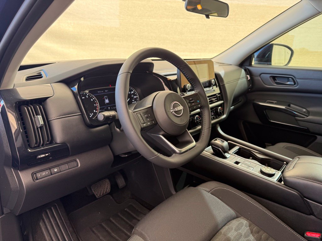 Used 2024 Nissan Pathfinder SV AWD/4WD image 16