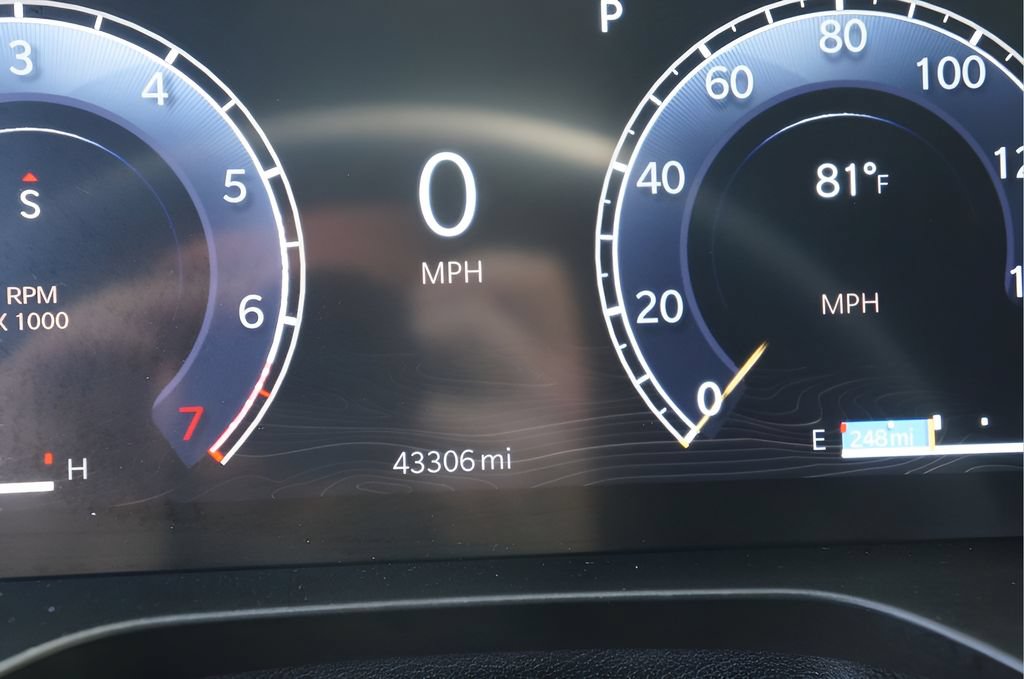 Used 2024 Jeep Grand Cherokee Laredo AWD/4WD image 21