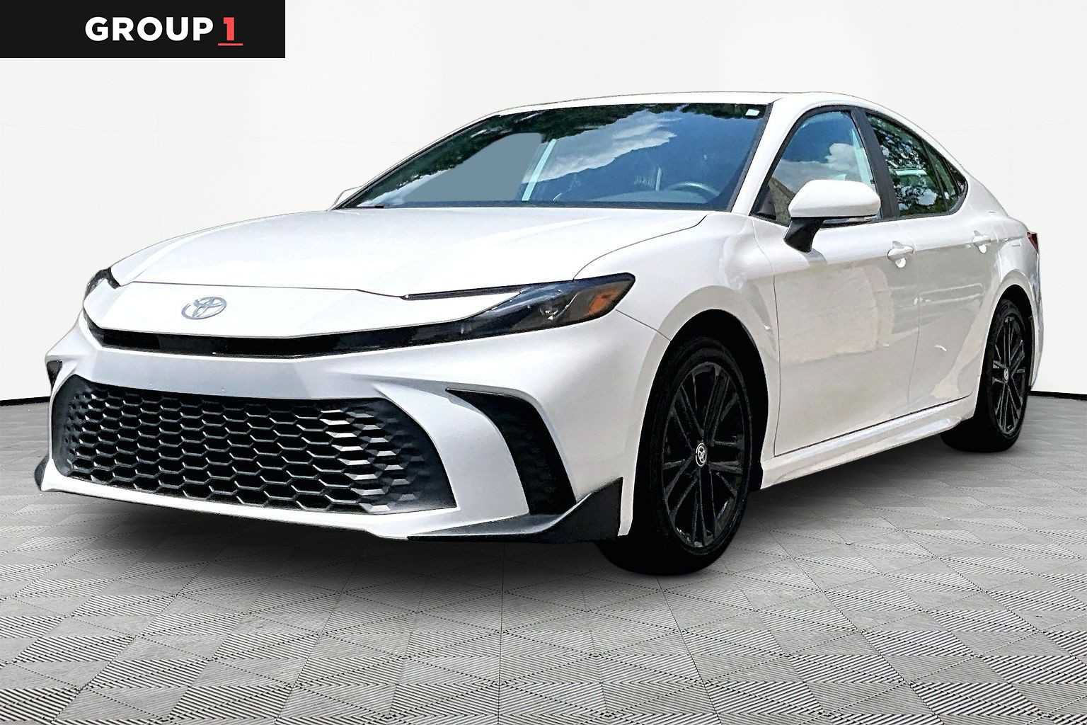 Used 2025 Toyota Camry SE FWD image 1