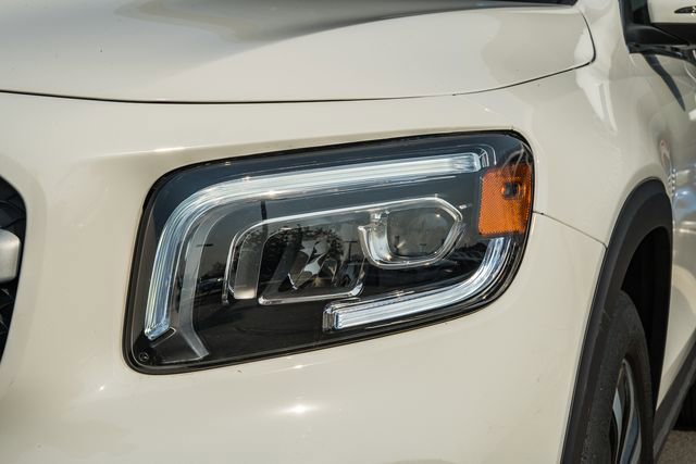 Used 2023 Mercedes-Benz GLB 250 4MATIC w/ Premium Package image 13