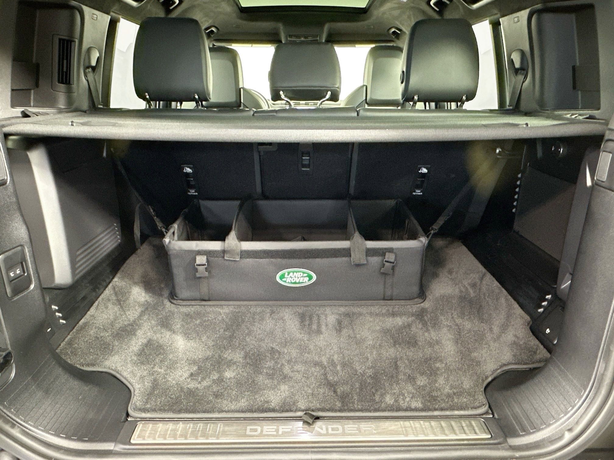 Used 2025 Land Rover Defender 110 image 29