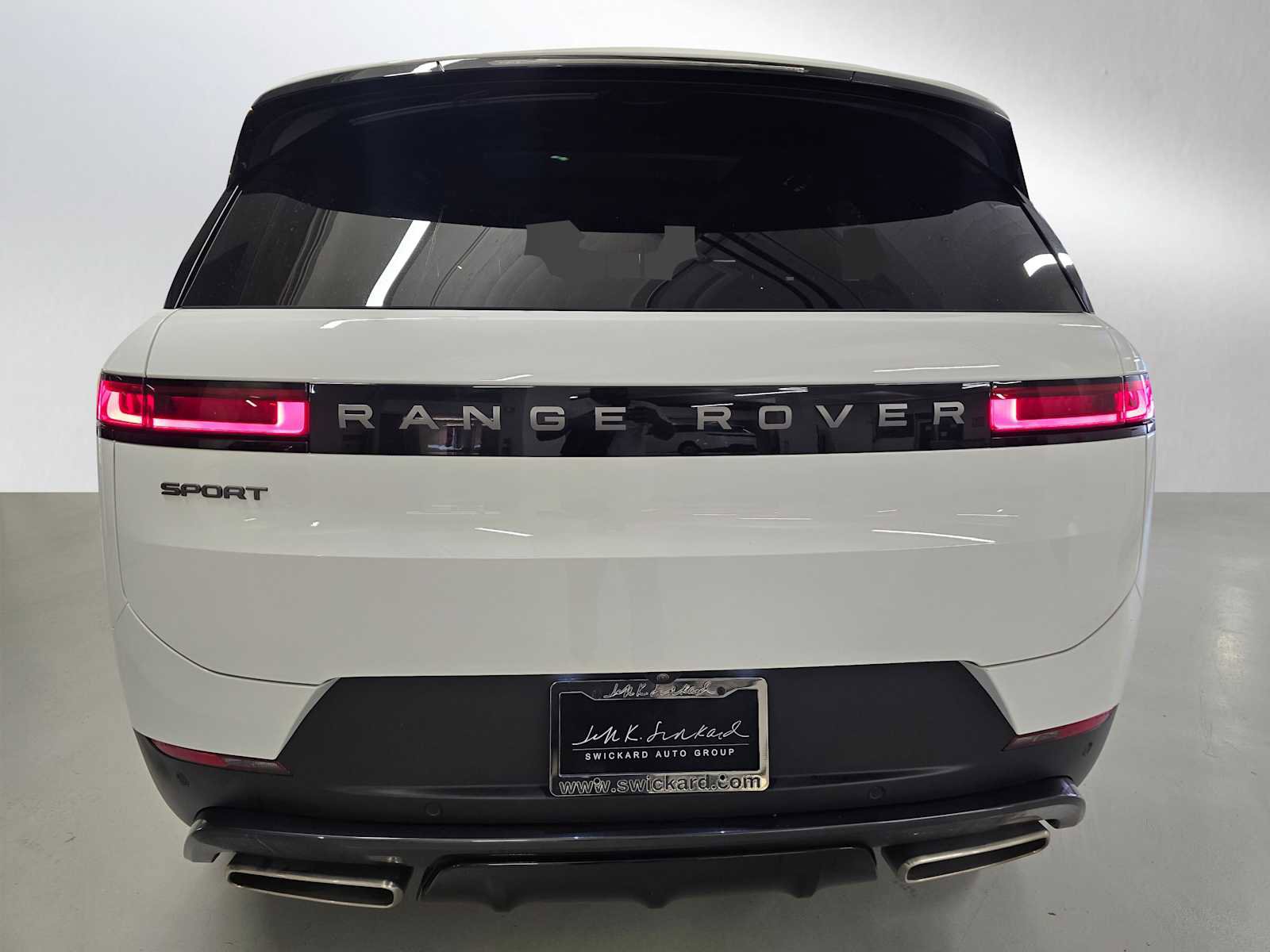 Used 2025 Land Rover Range Rover Sport SE AWD/4WD image 4