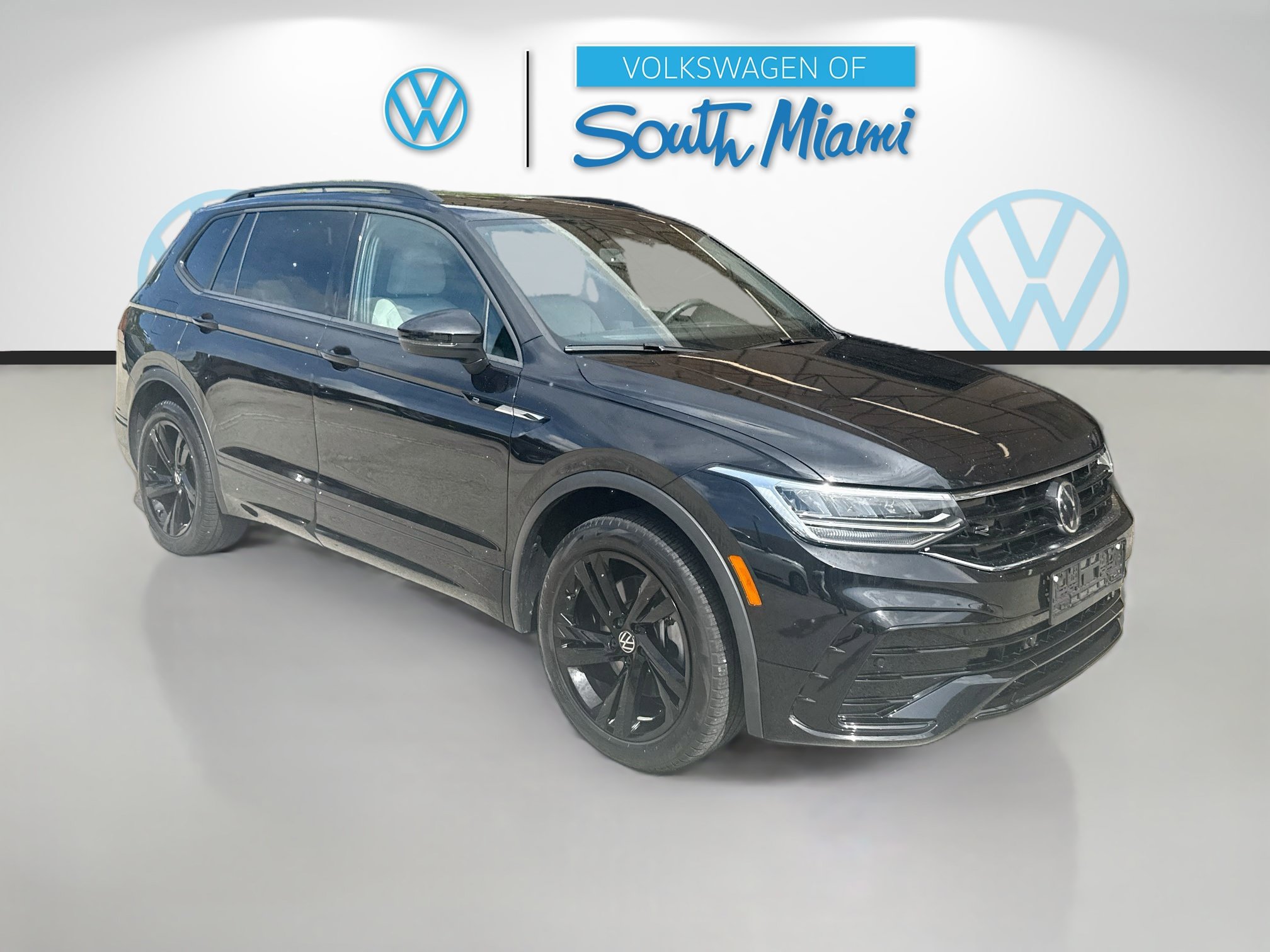 Used 2024 Volkswagen Tiguan SE R-Line FWD image 1