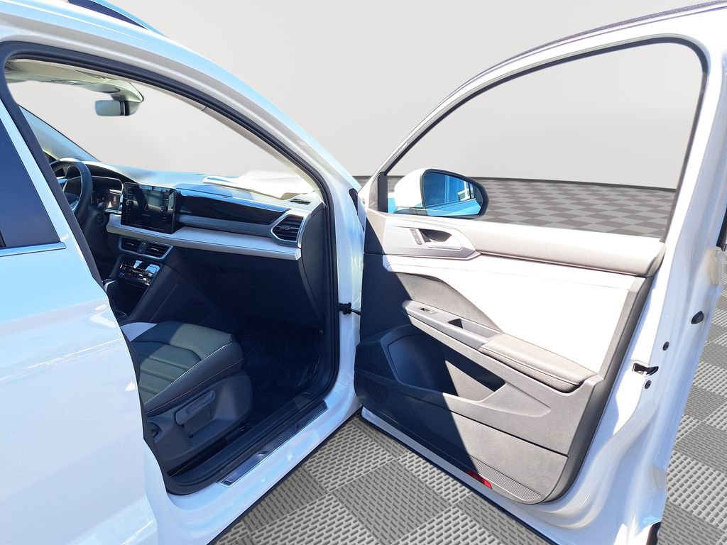 New 2025 Volkswagen Taos SEL image 17