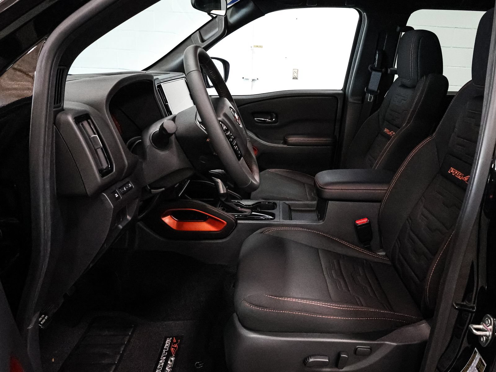 Used 2025 Nissan Frontier PRO-4X AWD/4WD image 21
