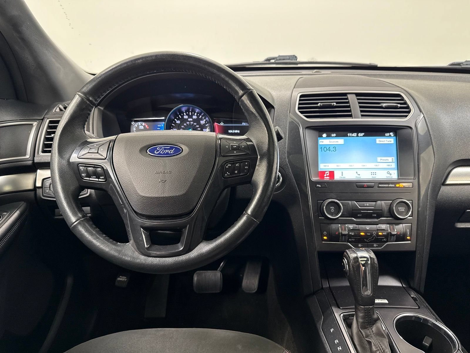 Used 2018 Ford Explorer XLT w/ Equipment Group 202A FWD image 23