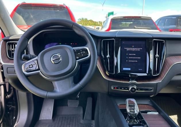 Used 2023 Volvo XC60 B5 Ultimate w/ Protection Package Premier image 3