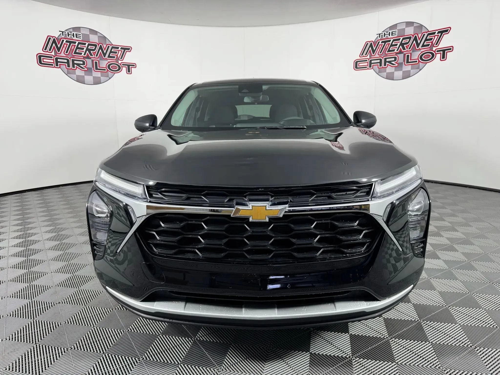 Used 2025 Chevrolet Trax LS FWD image 2