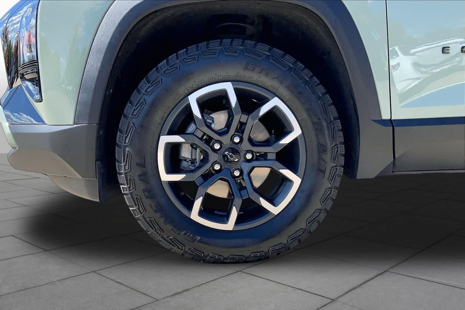 Used 2025 Chevrolet Equinox ACTIV w/ Safety and Technology Package FWD image 11