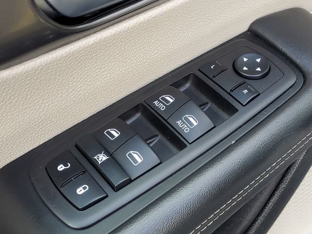 Used 2024 Chrysler Pacifica Limited FWD image 28