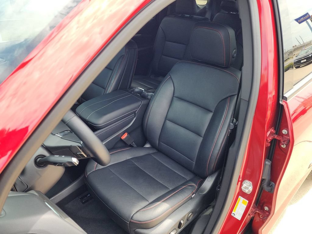 Used 2025 Chevrolet Traverse LT FWD image 11