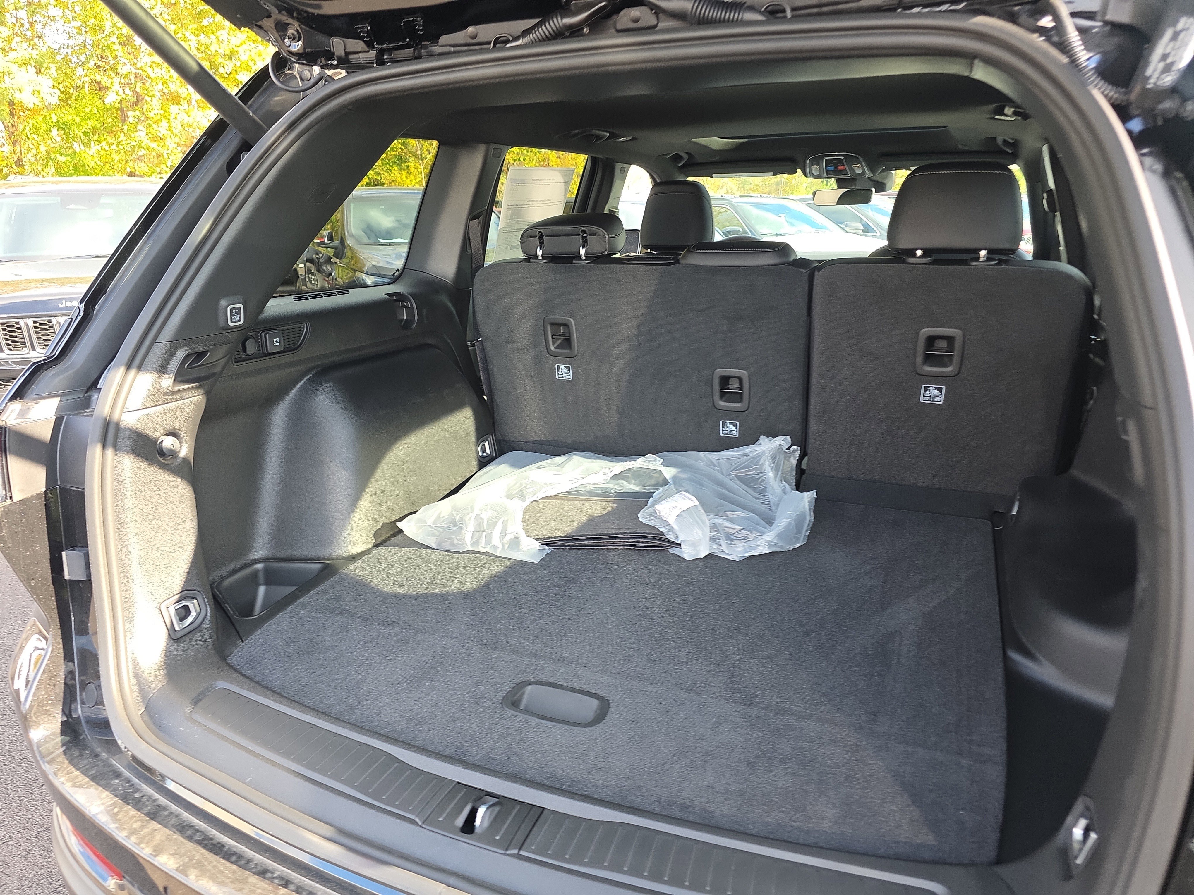 New 2025 Jeep Grand Cherokee Altitude image 33