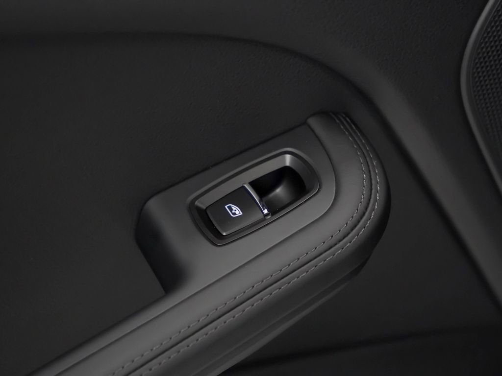 Certified 2025 Porsche Macan Turbo image 16