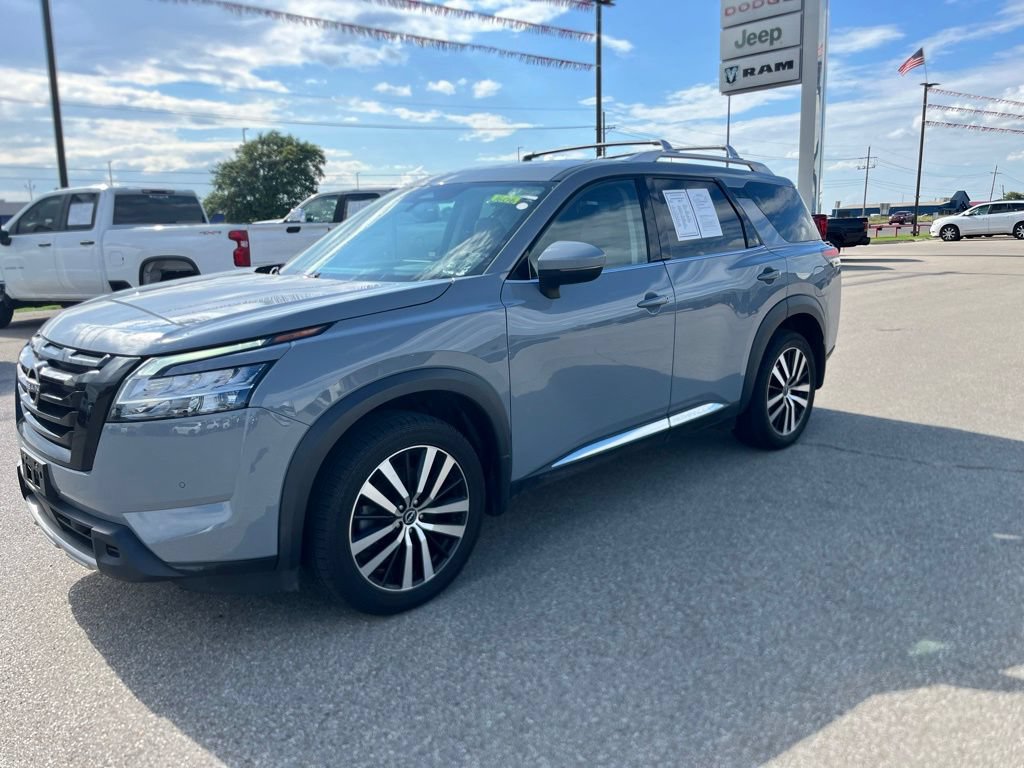Used 2023 Nissan Pathfinder Platinum w/ Black Appearance Package AWD/4WD image 3