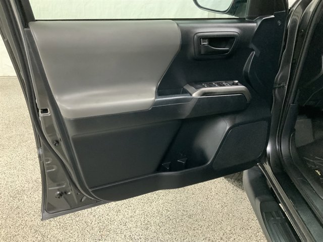 Used 2018 Toyota Tacoma SR5 AWD/4WD image 12