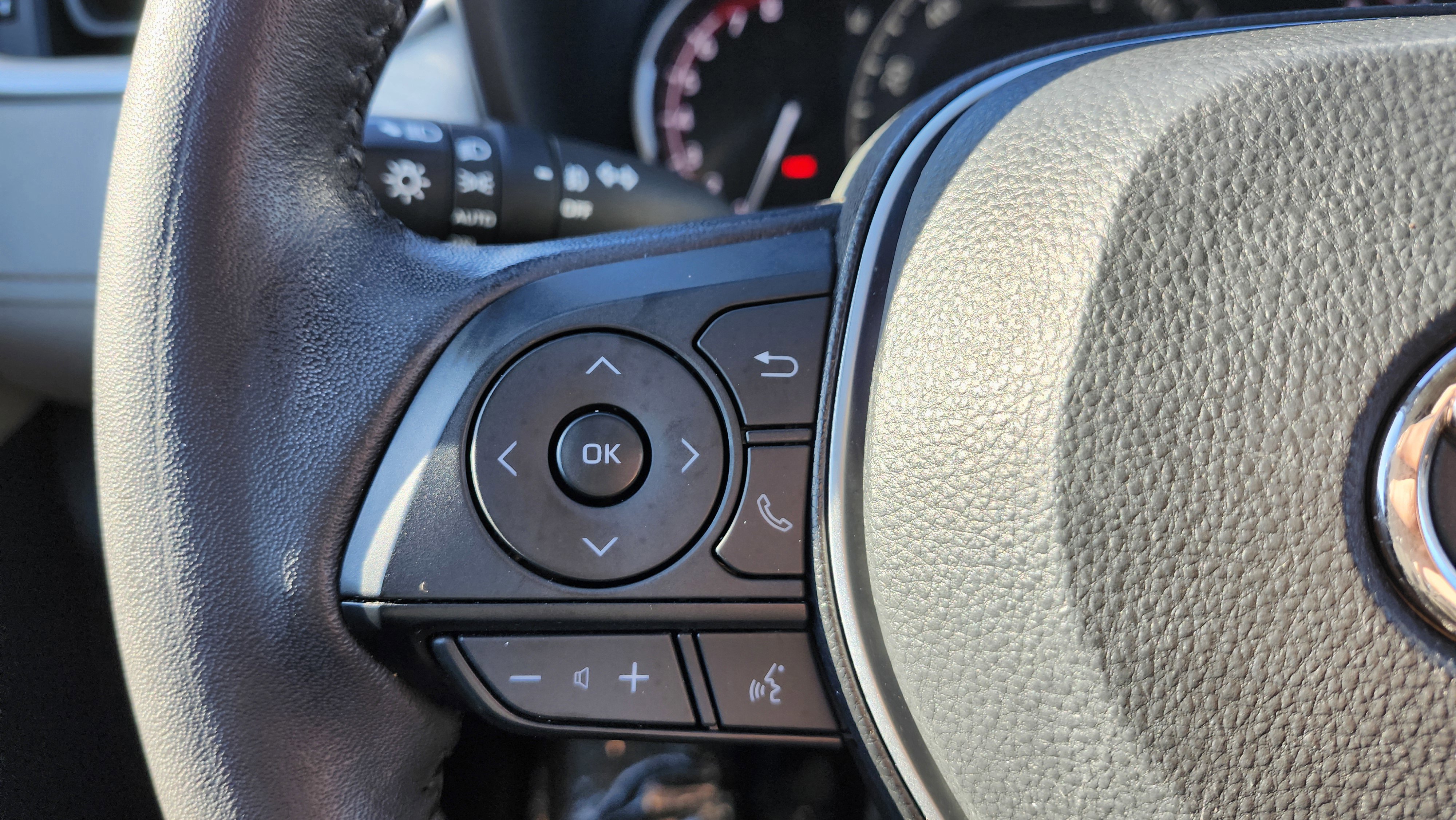 Used 2023 Toyota RAV4 XLE Premium image 38