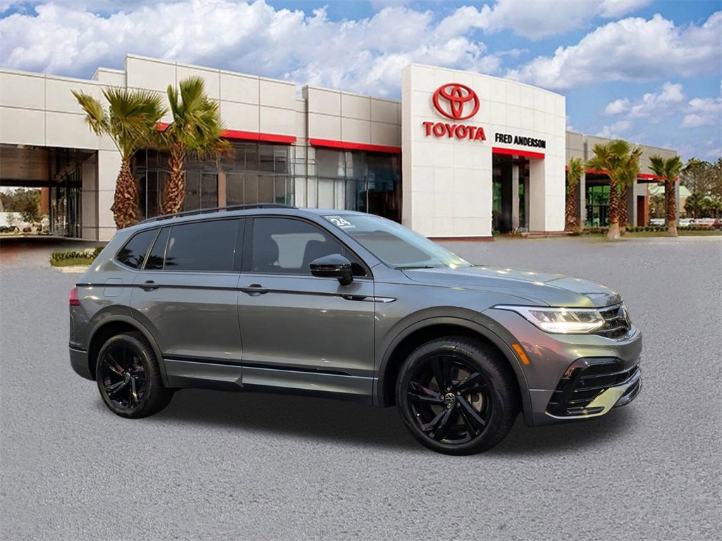 Used 2024 Volkswagen Tiguan SE R-Line image 2