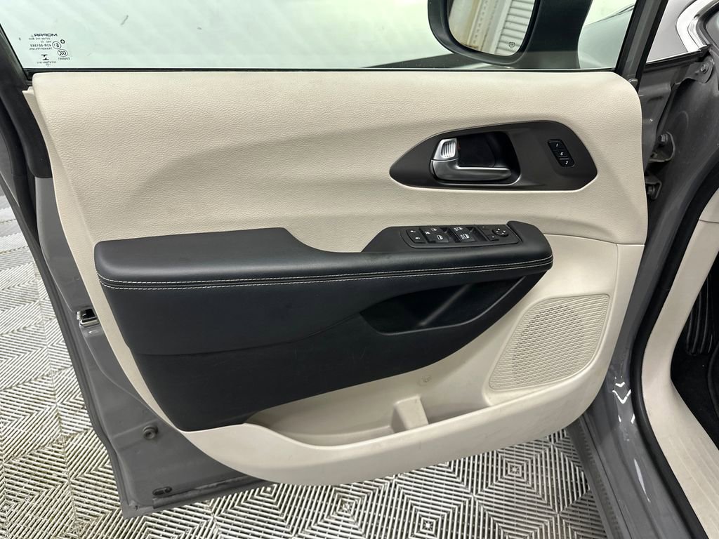 Used 2023 Chrysler Pacifica Touring-L FWD image 11