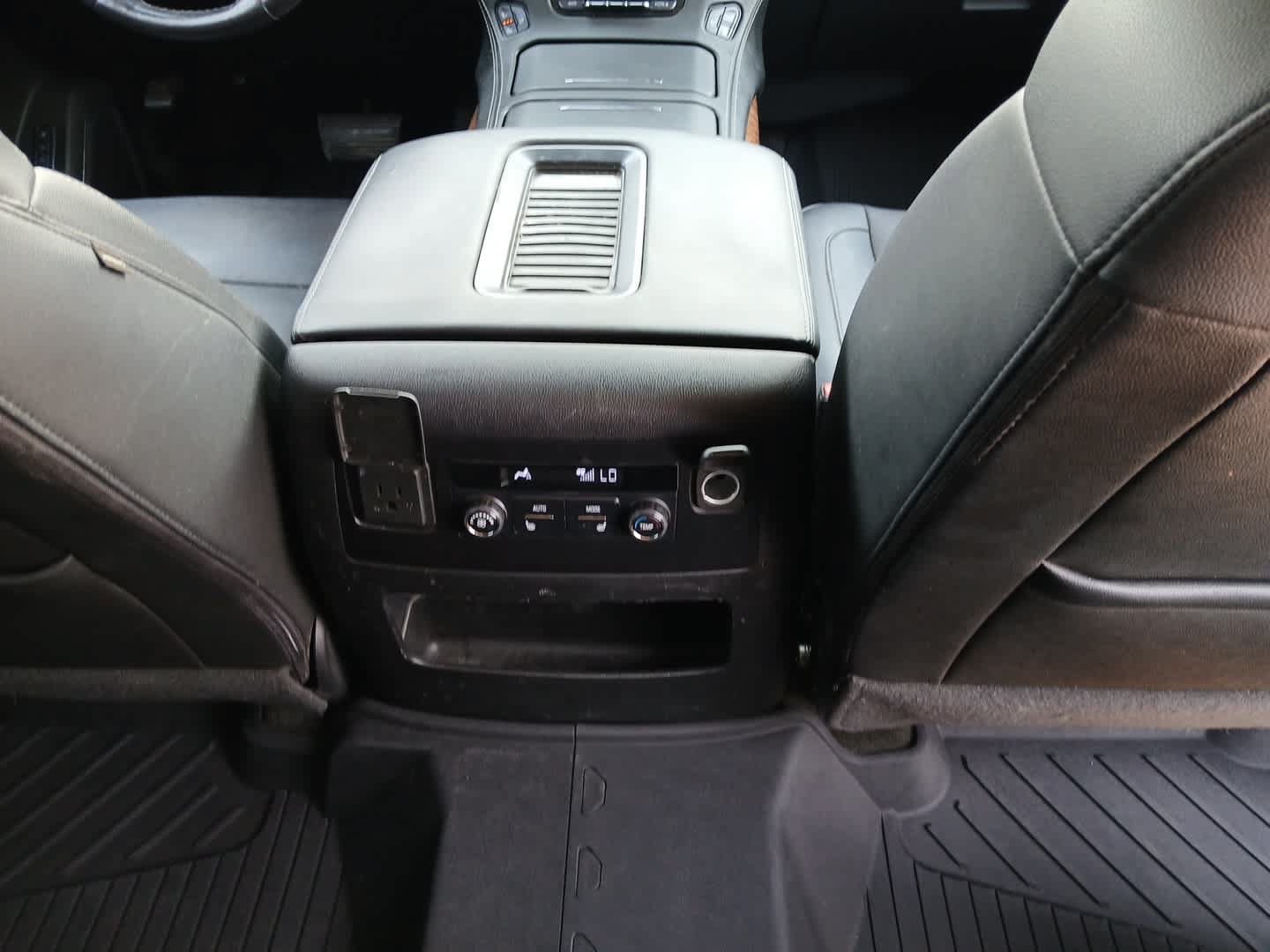 Used 2018 Chevrolet Suburban Premier AWD/4WD image 61