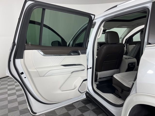 Used 2025 GMC Acadia Denali w/ Super Cruise Package image 41