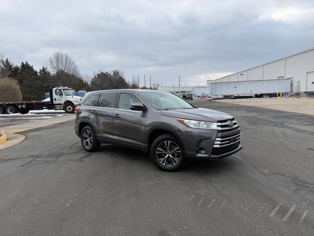 Used 2017 Toyota Highlander LE image 2