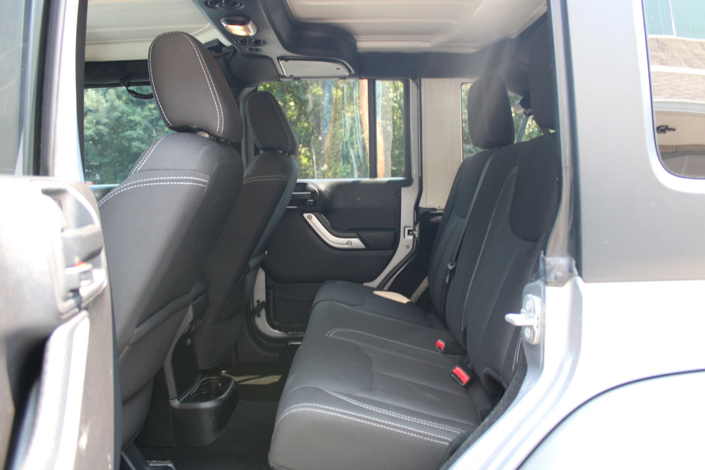 Used 2015 Jeep Wrangler Unlimited Sahara w/ Connectivity Group AWD/4WD image 31