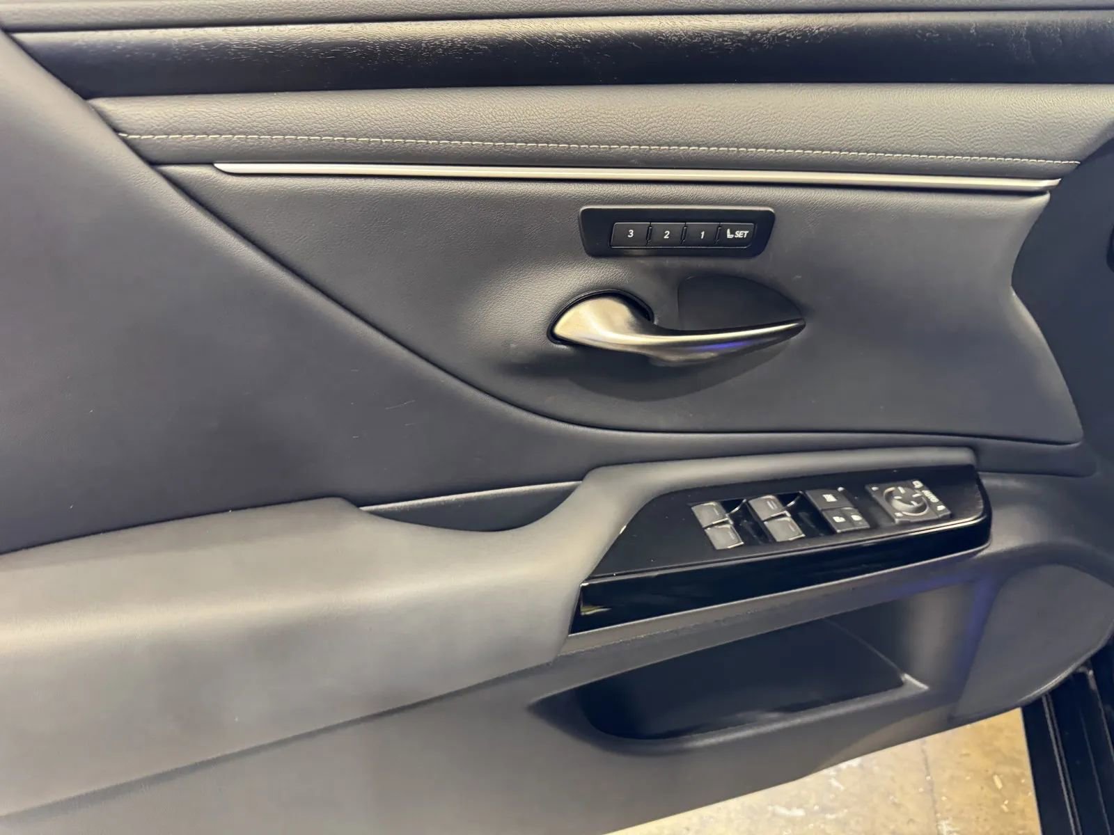 Used 2024 Lexus ES 300h w/ Premium Package image 11