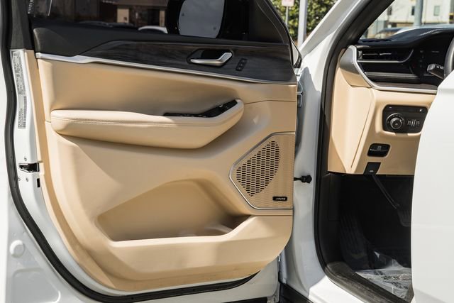 Used 2023 Jeep Grand Cherokee 4WD 4xe w/ Luxury Tech Group II image 41