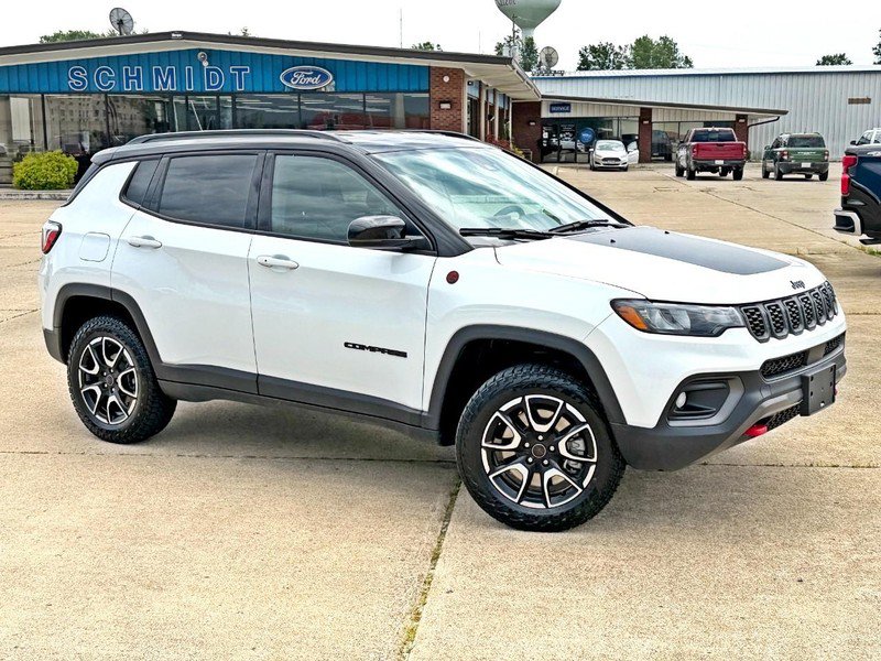 Used 2025 Jeep Compass Trailhawk AWD/4WD image 3