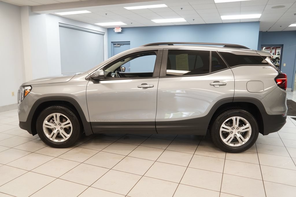 Used 2024 GMC Terrain SLE w/ Driver Convenience Package FWD image 2
