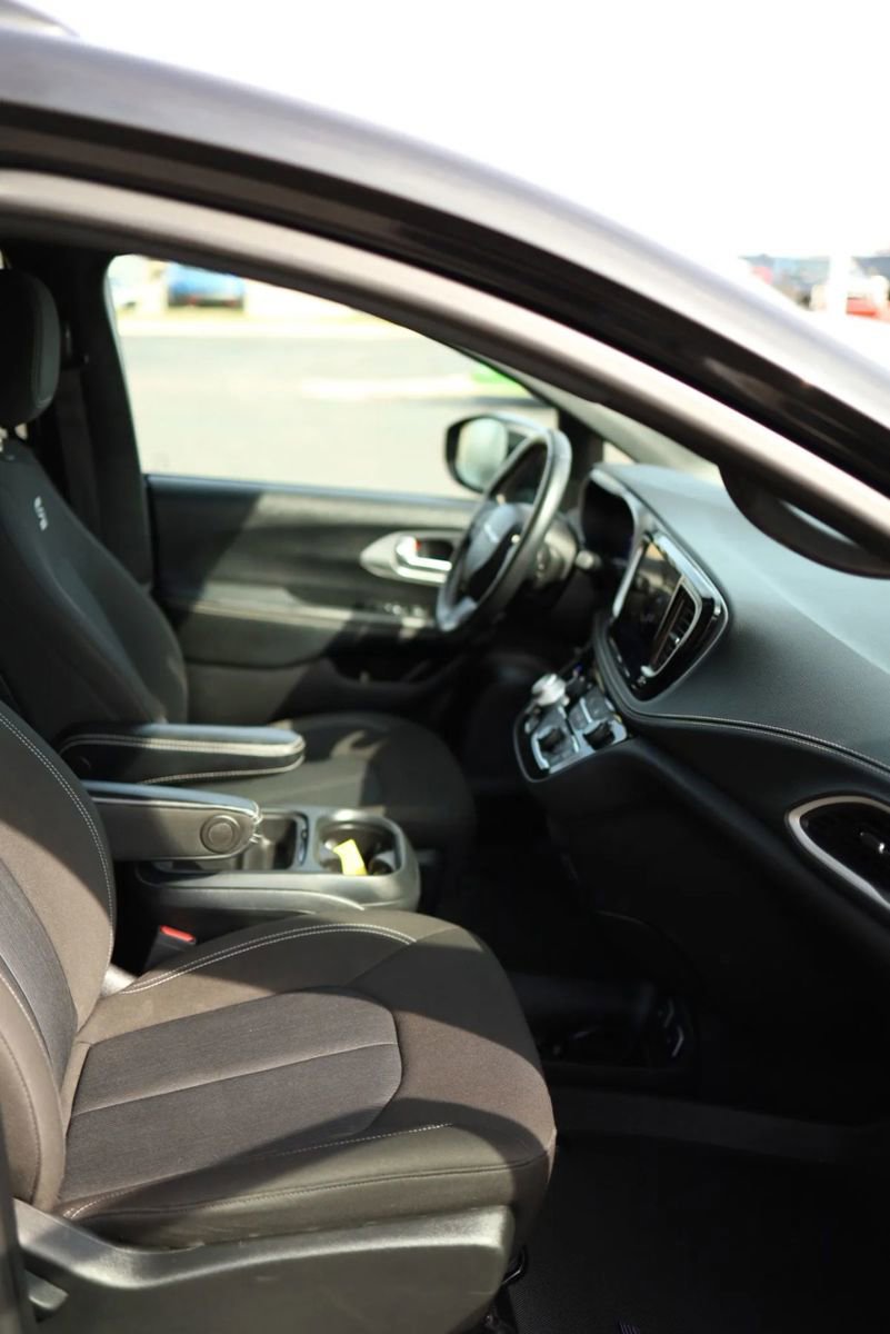 Used 2021 Chrysler Pacifica Touring w/ Uconnect Theater Family Group image 61