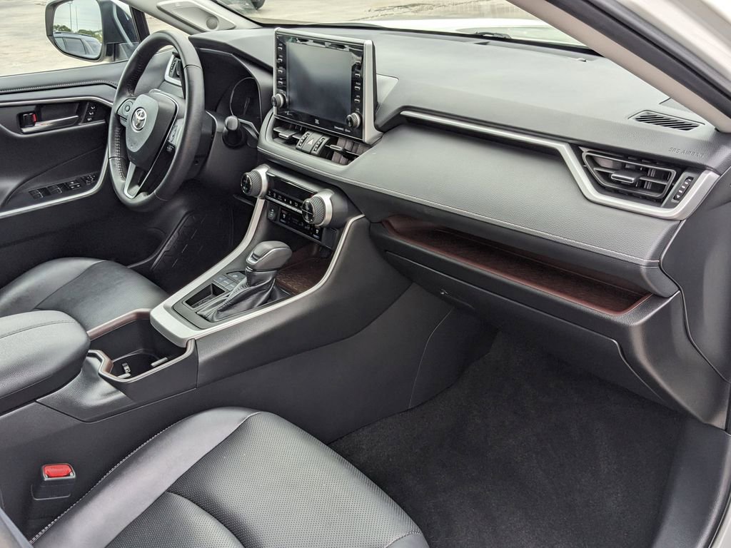 Used 2022 Toyota RAV4 Limited image 17