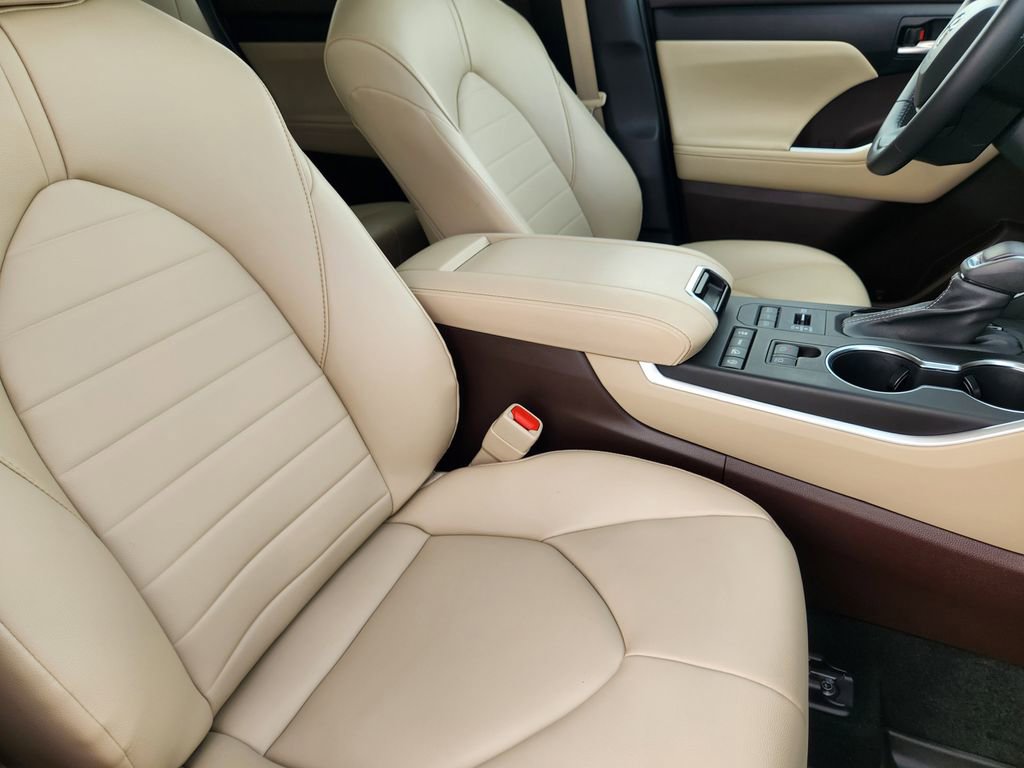 Used 2022 Toyota Highlander XLE AWD/4WD image 12