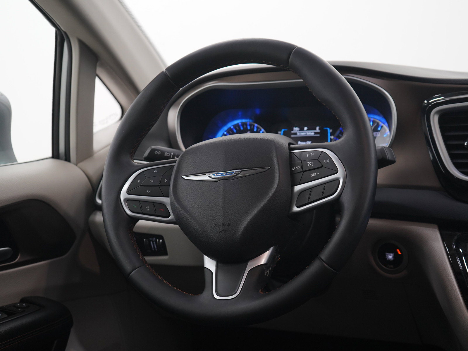 Used 2017 Chrysler Pacifica Touring-L FWD image 15