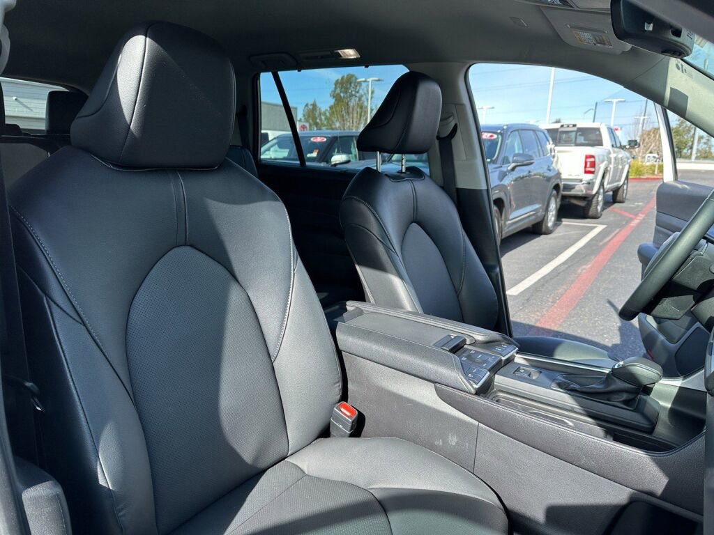 Certified 2025 Toyota Grand Highlander AWD image 17