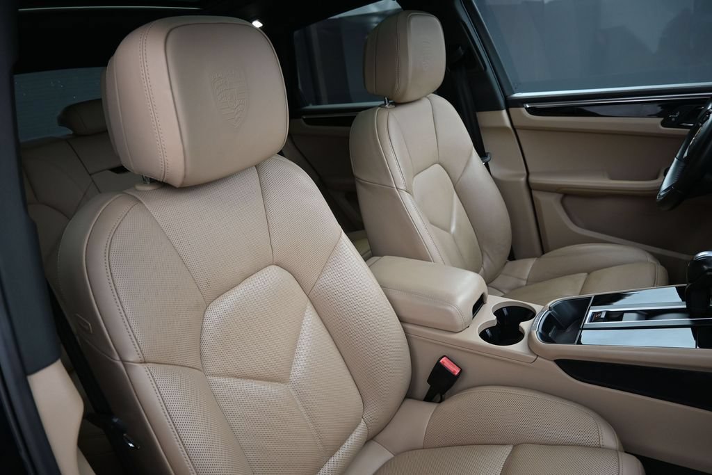 Certified 2023 Porsche Macan Turbo AWD/4WD image 28