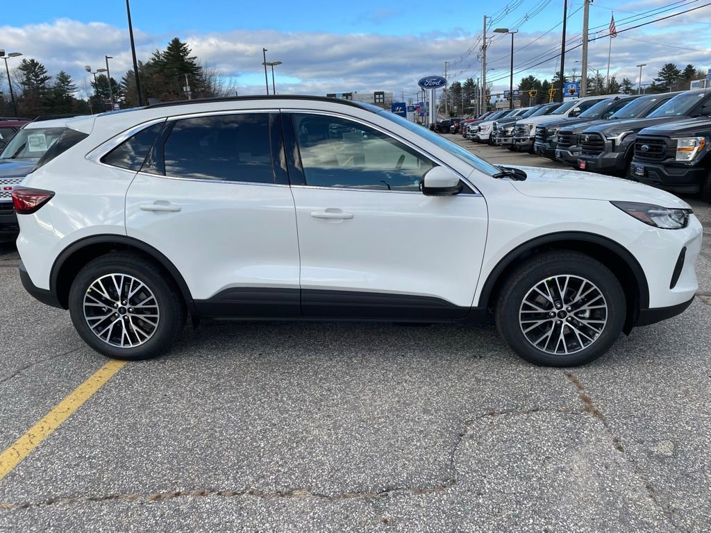 New 2026 Ford Escape SE w/ Class II Trailer Tow Package FWD image 3