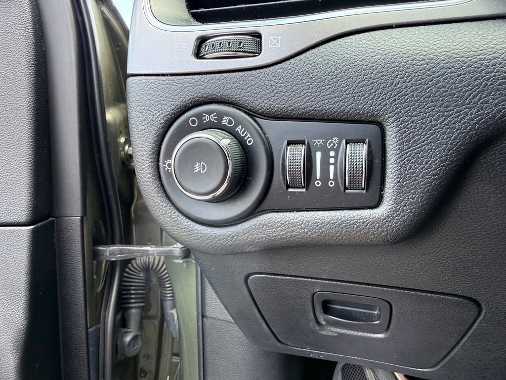 Used 2021 Jeep Cherokee Latitude Lux FWD image 36