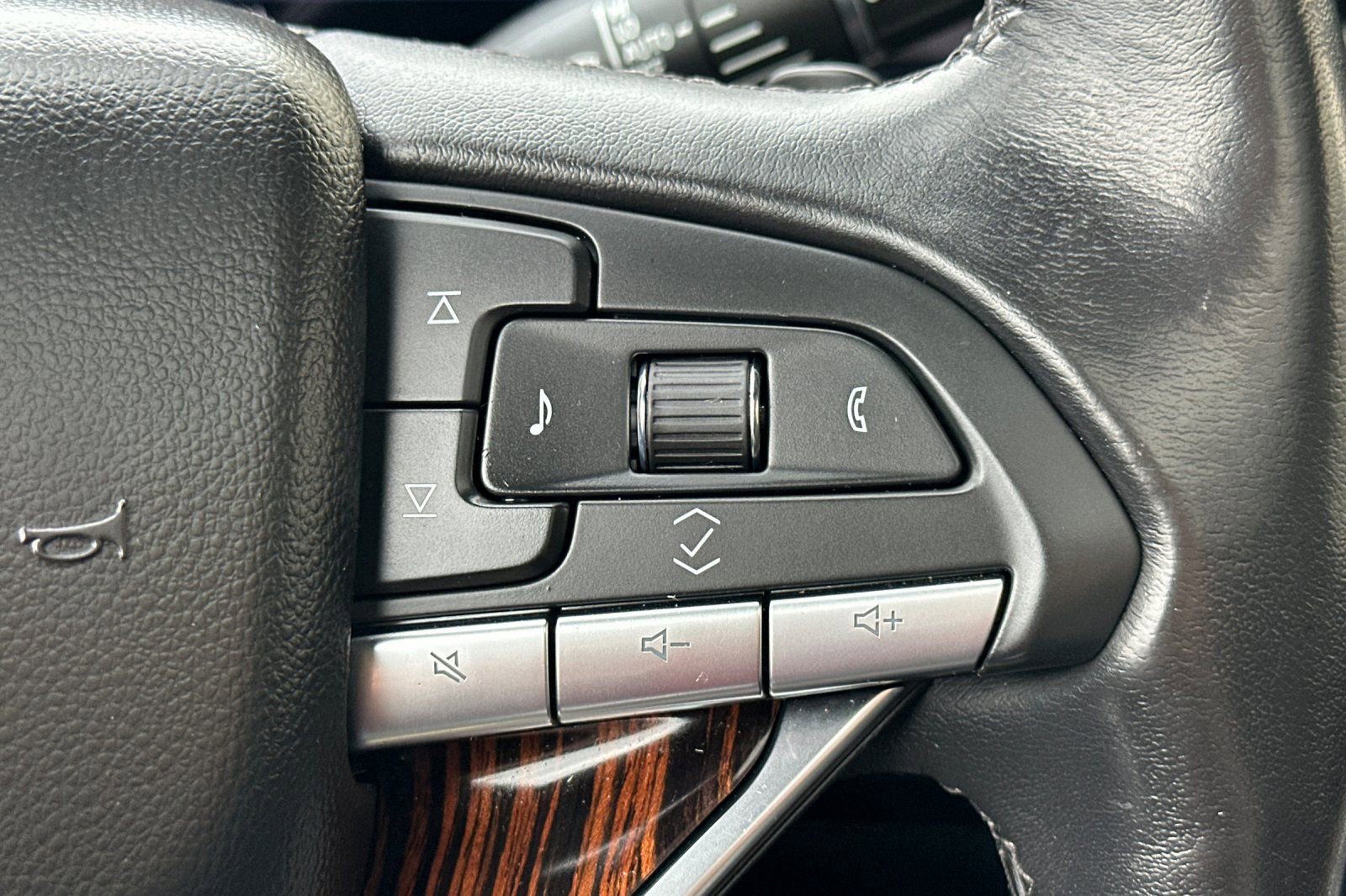 Certified 2021 Cadillac Escalade Premium Luxury RWD image 34
