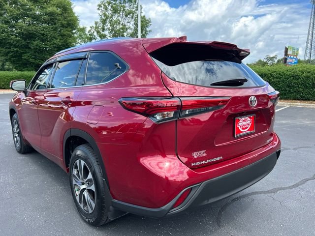 Used 2020 Toyota Highlander XLE AWD/4WD image 11