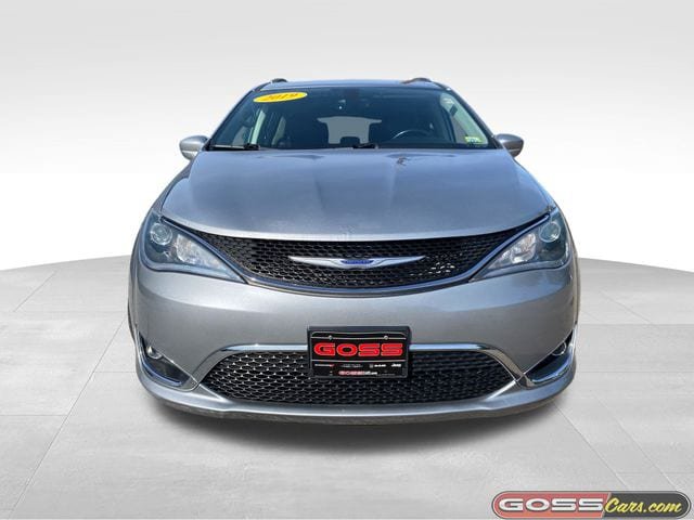 Used 2019 Chrysler Pacifica Touring-L FWD image 2