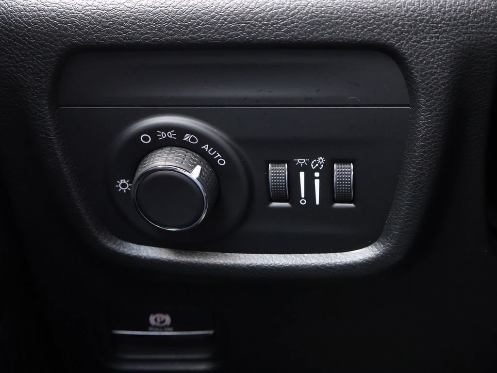 Used 2023 Jeep Grand Cherokee Altitude AWD/4WD image 31